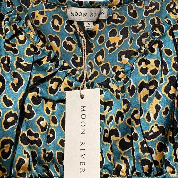 Moon River Green Cheatah Satin Print Short Sleeved Mini Casual Dress - Picture 5 of 5